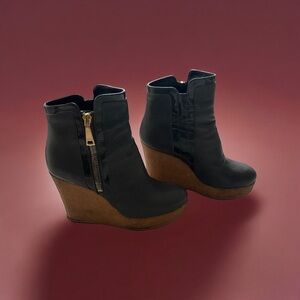 Pre-loved platform ankle boots. Genuine leather. Color is olive green/gray.